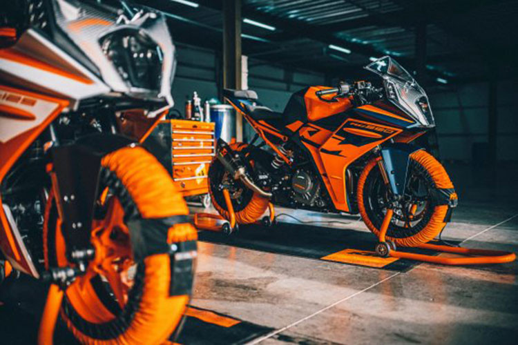 Ngoài ra, KTM RC390 2022 cũng sẽ sử dụng khung sườn mới nhẹ hơn so với trước, hệ thống làm mát cũng như bộ điều khiển ECU hoàn toàn mới.