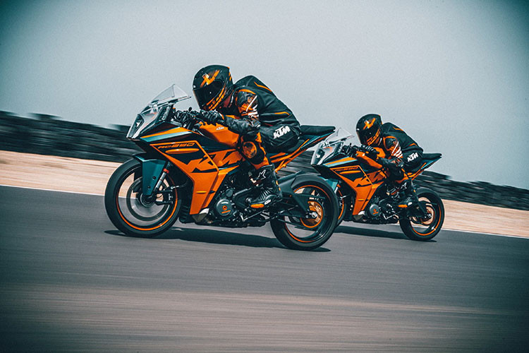 Được chính thức ra mắt tại Châu Âu từ tháng 9/2021 này, giá xe KTM RC390 2022 có mức khởi điểm 5.549 USD (tương đương với khoảng 128 triệu đồng). Theo dự đoán, mẫu Sport bike này sẽ sớm có mặt tại Việt Nam và mức giá sẽ ở khoảng 200 triệu đồng.
