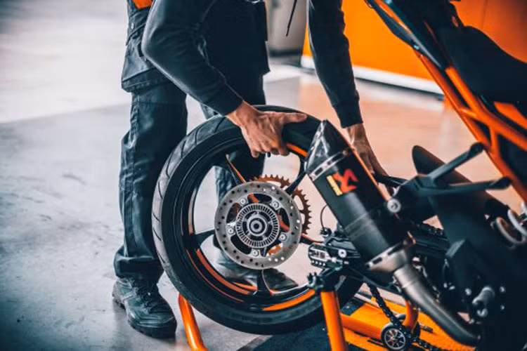 Không chỉ vậy, xe còn sở hữu loạt trang bị hiện đại như ABS trong cua, chống trượt góc nghiêng, Slipper Clutch và Quickshifter tùy chọn...