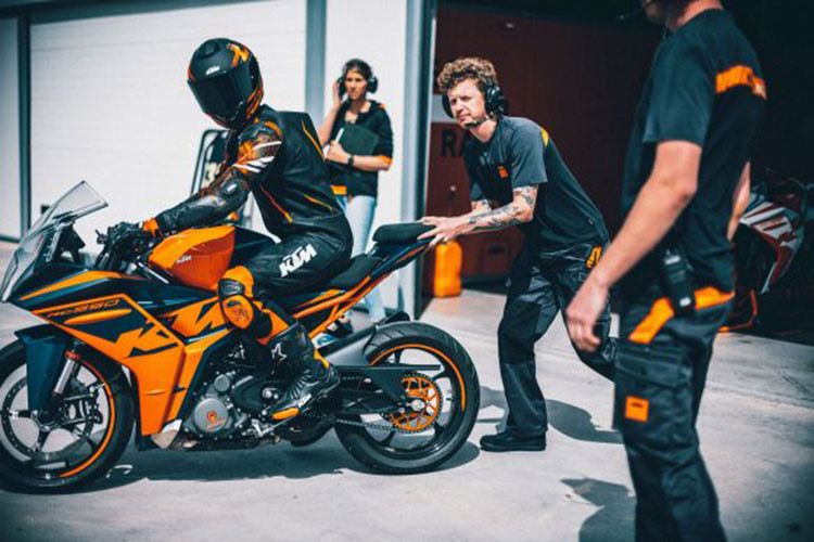 KTM RC390 thể thao mới được trang bị khối động cơ xy-lanh đơn, dung tích 373cc đạt tiêu chuẩn Euro 5. Khối động cơ này cho sức mạnh tối đa 44 mã lực và mô-men xoắn cực đại đạt 37 Nm.