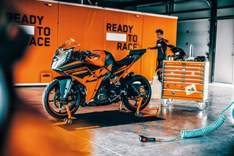 Hãng xe máy của Áo KTM vừa chính thức cho ra mắt thế hệ hoàn toàn mới của dòng Sport bike thành phố KTM RC390 2022 mới. Theo đó, mẫu xe này sẽ chính thức sở hữu thiết kế dàn vỏ hoàn toàn mới cùng hàng loạt trang bị hiện đại.