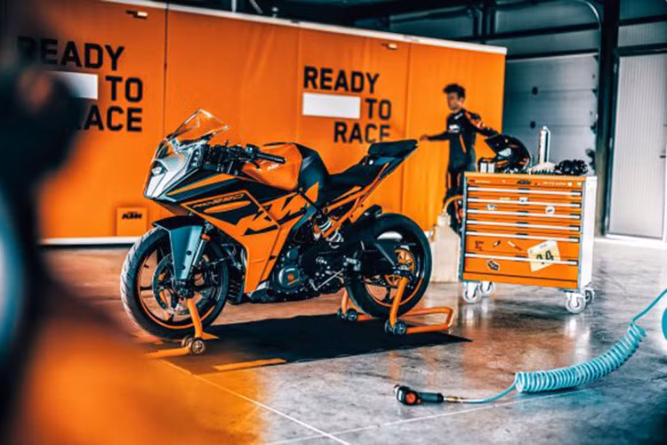 Hãng xe máy của Áo KTM vừa chính thức cho ra mắt thế hệ hoàn toàn mới của dòng Sport bike thành phố KTM RC390 2022 mới. Theo đó, mẫu xe này sẽ chính thức sở hữu thiết kế dàn vỏ hoàn toàn mới cùng hàng loạt trang bị hiện đại.