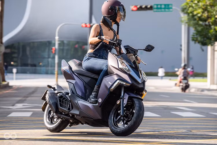 YM DRG 158 sở hữu bộ phuộc đơn monoshock trung tâm được đặt lệch như nhiều mẫu xe phân khối lớn hiện đại. Điều này giúp chiếc xe trở nên cân bằng hơn và sở hữu một dàn đuôi thể thao, nhiều tùy biến hơn so với những mẫu xe tay ga thông thường có phuộc đơn hoặc phuộc đôi nối vào khối động cơ ở phía sau.