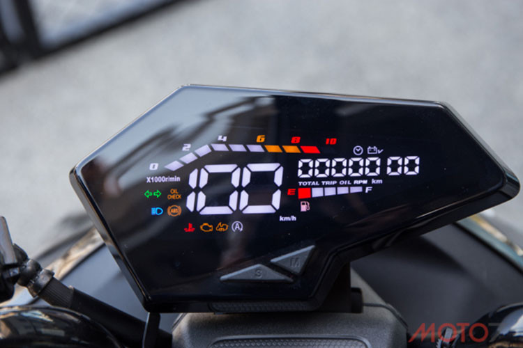 Một đặc điểm hết sức đẹp mắt nữa trên chiếc xe tay ga SYM DRG 158 thế hệ mới này là bộ đồng hồ dạng LCD màu có thiết kế và điểm bắt đồng hồ đặc biệt có nét giống với siêu Naked bike Yamaha MT-09.