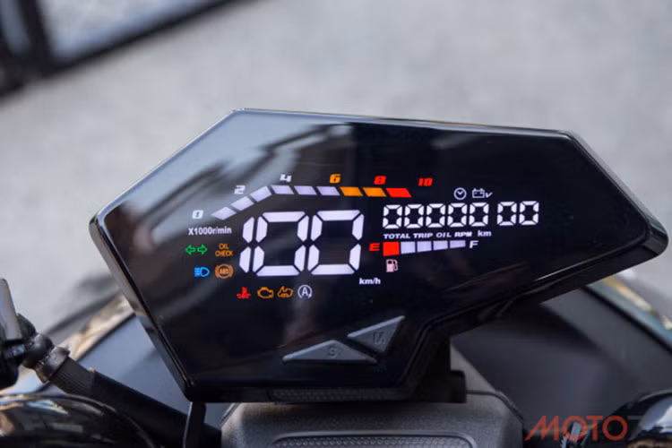 Một đặc điểm hết sức đẹp mắt nữa trên chiếc xe tay ga SYM DRG 158 thế hệ mới này là bộ đồng hồ dạng LCD màu có thiết kế và điểm bắt đồng hồ đặc biệt có nét giống với siêu Naked bike Yamaha MT-09.
