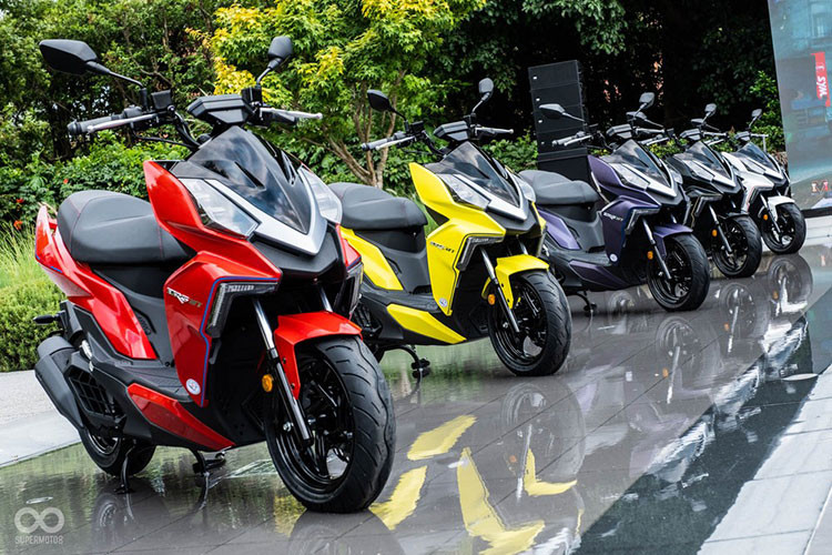 Hãng xe Đài Loan SYM vừa chính thức cho ra mắt thế hệ mới của một dòng xe được cho là đối thủ với Yamaha NVX trên thị trường mang tên SYM DRG 158 2021 mới. Đây là một trong những mẫu xe có thiết kế được đánh giá là "trẻ trâu" nhất trên thị trường xe tay ga Đài Loan bởi nó mang một thiết kế như được bước ra từ trong các bộ phim siêu nhân.