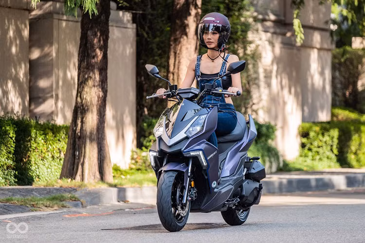 Thế nhưng, mẫu xe tay ga SYM DRG 158 này lại có chiều cao yên lên tới 805mm, khá cao so với thể hình người Việt, hệ thống phanh đĩa trước sau có ABS 2 kênh của Bosch.