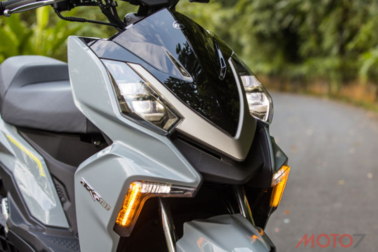 Trên xe toàn bộ xe được trang bị bộ đèn LED với khá nhiều vị trí: ở dàn đầu với 4 đèn led, cặp đôi đèn pha được đặt cao và phía dưới là cặp đèn xi-nhan nhỏ gọn kiêm công dụng làm đèn ban ngày đầy nổi bật.