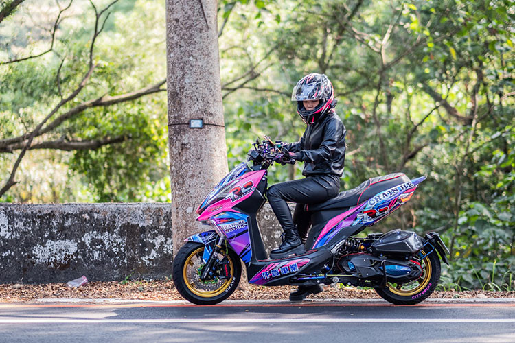 Xe đang được bán ra tại Đài Loan với 5 màu tương ứng khá đẹp mắt. Mức giá xe SYM DRG 158 2021 được đề xuất là 1.050 NDT (tương đương với khoảng 38 triệu đồng).