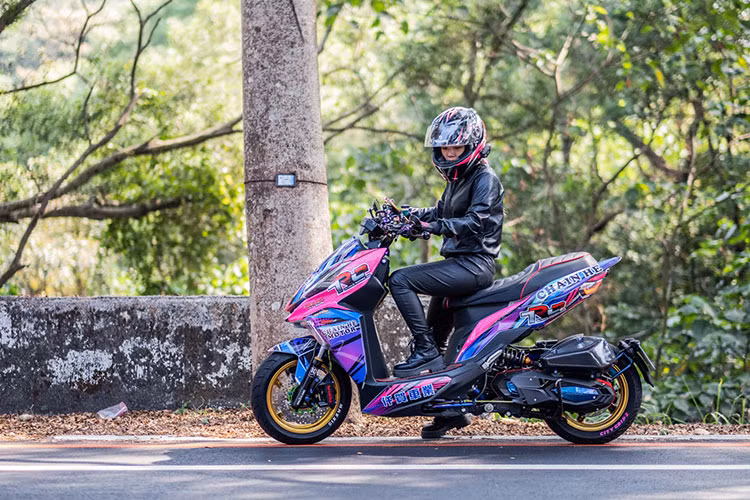 Xe đang được bán ra tại Đài Loan với 5 màu tương ứng khá đẹp mắt. Mức giá xe SYM DRG 158 2021 được đề xuất là 1.050 NDT (tương đương với khoảng 38 triệu đồng).