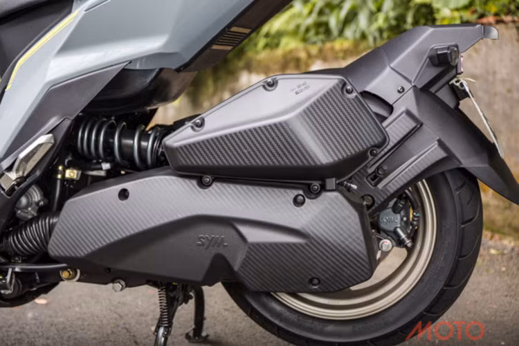 Nhờ SYM thiết kế đặt bình xăng phía trước nên DRG 158 có một chiếc cốp rất rộng rãi, có thể dễ dàng chứa một chiếc nón Full Face cỡ lớn một cách thoải mái. Chưa kể nếu bố trí một cách hợp lý thì chiếc cốp này còn có thể chứa được vài vật dụng nhỏ.