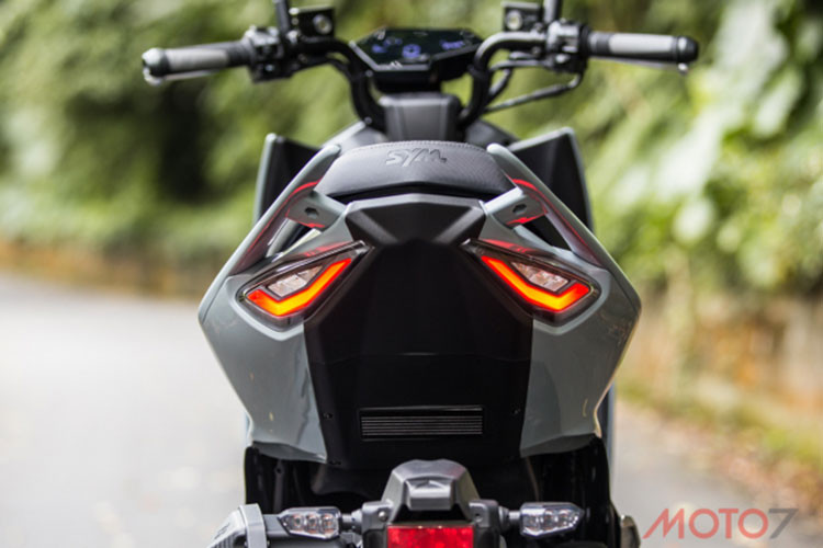 Ngoài ra, SYM DRG 158 còn sở hữu công nghệ độc quyền của hãng xe Đài Loan Three Zero, có cơ chế hoạt động giống như Idling Stop của Honda. Mẫu xe tay ga này cũng đầy tiện ích khi sở hữu cổng sạc USB, một hộc đồ gần ổ khóa.