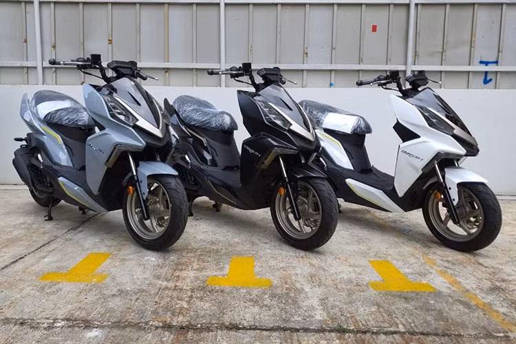 Ở thiết kế bên ngoài, mẫu xe ga SYM DRG 158 thế hệ mới vẫn mang vẻ đẹp đậm chất phim hoạt hình với các nét cắt xẻ cũng như những khối nổi dày đặc, không giống bất kỳ một mẫu xe tay ga nào trên thị trường. Với vẻ ngoài đồ sộ và hoành tráng, vẻ đẹp siêu nhân của DRG được đánh giá là "ăn đứt" Yamaha NVX.