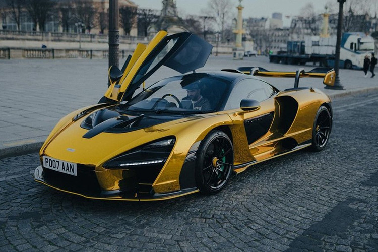 Vào tháng 9/2021, triệu phú 31 tuổi này đã mua siêu xe triệu đô McLaren Senna với màu đen và nhanh chóng biến nó thành 1 trong những siêu xe Senna bóng bẩy nhất thế giới với bộ áo "dát vàng" được thực hiện bằng phương pháp đề-can. Chuyện chẳng có gì đáng nói nếu chiếc đô McLaren Senna của Pooyan Mokhtari không bị cảnh sát Anh "tuýt còi" khi đang vận chuyển qua Đường hầm eo biển Anh.