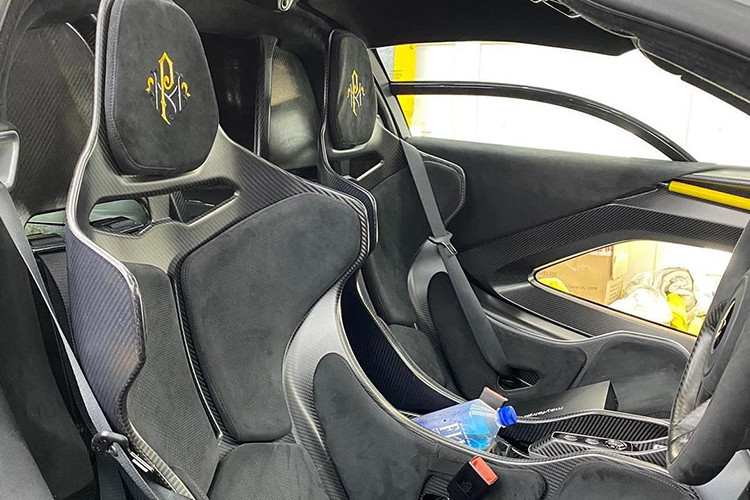 Ngoài bộ áo được thực hiện dán đề-can vàng crôm, chiếc siêu xe McLaren Senna này còn có nhiều tùy chọn cá nhân hóa của Pooyan Mokhtari đã được làm lại sau khi triệu phú Iran mua xe.