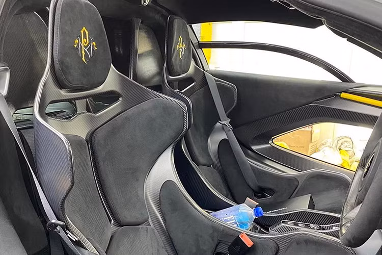 Ngoài bộ áo được thực hiện dán đề-can vàng crôm, chiếc siêu xe McLaren Senna này còn có nhiều tùy chọn cá nhân hóa của Pooyan Mokhtari đã được làm lại sau khi triệu phú Iran mua xe.