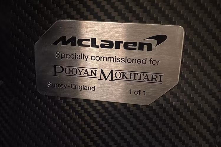 Không phải là trang bị ngay khi xe rời khỏi nhà máy nên có thể Pooyan Mokhtari đã mua xe cũ và nhờ 1 công ty độ xe hoàn thành bộ áo mới cũng như logo của mình xuất hiện trên cánh gió đuôi hay trên tựa đầu ghế ngồi.