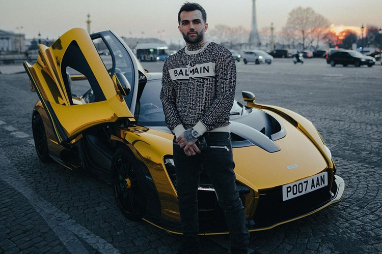 Những triệu phú và tỷ phú của giới thượng lưu rất thích mang siêu xe qua Anh quốc để vui chơi, nhất là các đại gia châu Á hoặc Trung Đông. Pooyan Mokhtari, một đại gia đến từ Iran sở hữu 6 triệu người theo dõi trên Instagram cũng không ngoại lệ. Anh ta đi ngao du nhiều quốc gia trên thế giới bằng chuyên cơ và cho các siêu xe đắt đỏ như McLaren Senna dát vàng của mình đi theo làm phương tiện di chuyển.