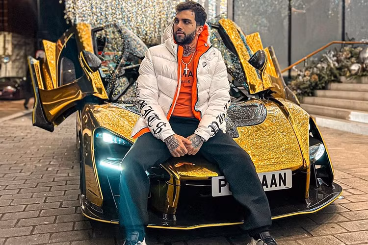 Toàn bộ sức mạnh này được truyền về trục bánh sau của xe thông qua hộp số ly hợp kép 7 cấp, nhờ đó, siêu phẩm như McLaren Senna chỉ cần thời gian 2,8 giây để tăng tốc từ vị trí xuất phát lên 100 km/h trước khi đạt tốc độ tối đa 341 km/h.