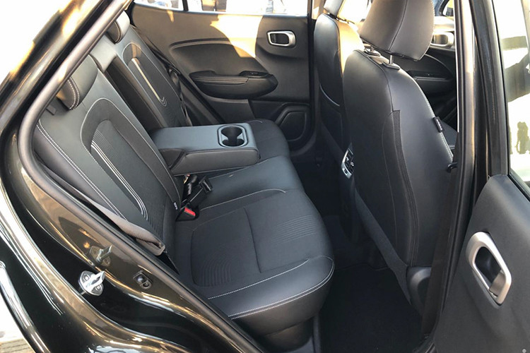 Tương tự như nhiều dòng xe ở tầm trên đang bán chạy ở nhiều thị trường, Venue được trang bị hệ thống hỗ trợ tránh va chạm phía trước, cảnh báo điểm mù, hỗ trợ giữ làn, cảnh báo phương tiện băng qua phía sau khi lùi, cảnh báo người lái mất tập trung... Ngoài ra, Venue sẽ có chế độ đường tuyết để tăng độ bám trên đường trơn trượt.