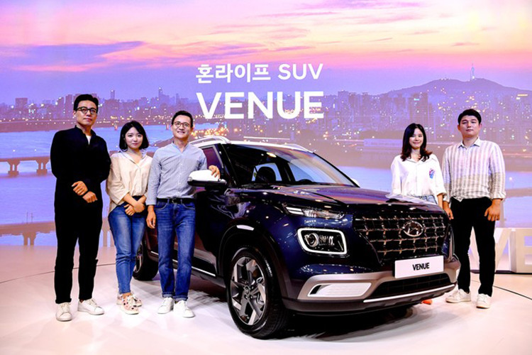 Tại thị trường Hàn Quốc, giá xe Hyundai Venue 2019 được chia thành 4 bản trang bị dao động từ 14,73 - 21,11 triệu Won (khoảng 291 - 417 triệu đồng). Như vậy, bản tiêu chuẩn của Hyundai Venue 2019 tại thị trường Hàn Quốc có giá tương đương với xe ở Ấn Độ. Tuy nhiên, bản cao cấp của Hyundai Venue 2019 bản nội địa Hàn Quốc lại rẻ hơn đáng kể.