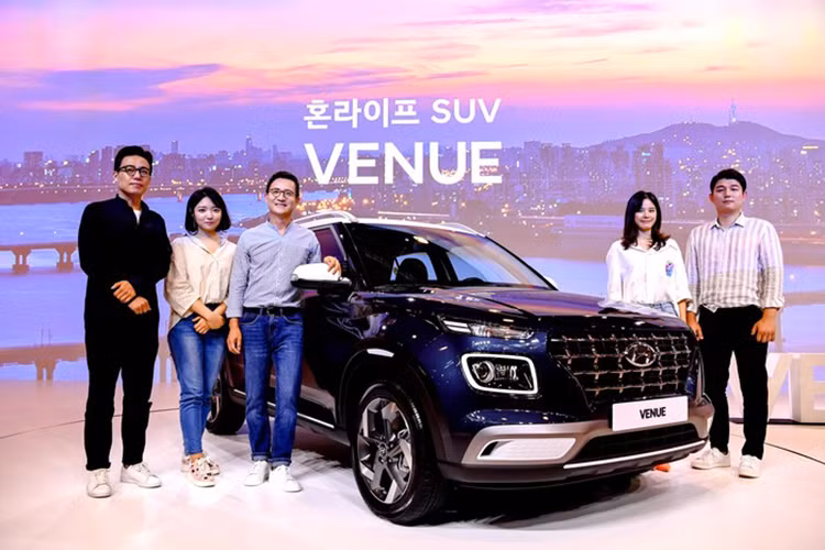 Tại thị trường Hàn Quốc, giá xe Hyundai Venue 2019 được chia thành 4 bản trang bị dao động từ 14,73 - 21,11 triệu Won (khoảng 291 - 417 triệu đồng). Như vậy, bản tiêu chuẩn của Hyundai Venue 2019 tại thị trường Hàn Quốc có giá tương đương với xe ở Ấn Độ. Tuy nhiên, bản cao cấp của Hyundai Venue 2019 bản nội địa Hàn Quốc lại rẻ hơn đáng kể.