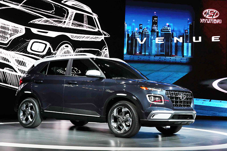 Hyundai Venue 2019 sở hữu khối động cơ xăng 4 xi-lanh, dung tích 1,6 lít với công suất tối đa 123 mã lực và mô-men xoắn cực đại 154 Nm. Sức mạnh được truyền tới bánh thông qua hộp số sàn hoặc CVT. Khi kết hợp với hộp số CVT, động cơ này tiêu thụ lượng xăng trung bình 13,7 km/lít (khoảng 7,3 lít/100 km). Ngoài ra, Hyundai Venue 2019 còn có 3 chế độ lái là Normal, Sport và Eco.