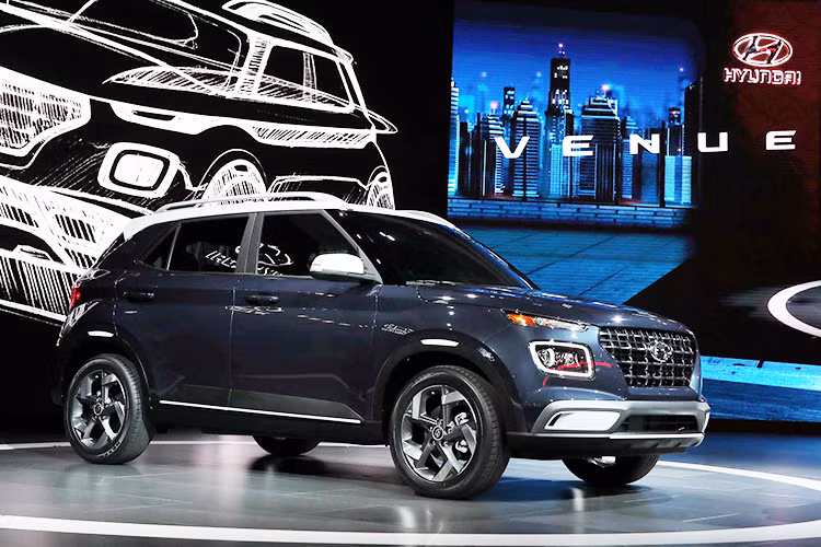 Hyundai Venue 2019 sở hữu khối động cơ xăng 4 xi-lanh, dung tích 1,6 lít với công suất tối đa 123 mã lực và mô-men xoắn cực đại 154 Nm. Sức mạnh được truyền tới bánh thông qua hộp số sàn hoặc CVT. Khi kết hợp với hộp số CVT, động cơ này tiêu thụ lượng xăng trung bình 13,7 km/lít (khoảng 7,3 lít/100 km). Ngoài ra, Hyundai Venue 2019 còn có 3 chế độ lái là Normal, Sport và Eco.