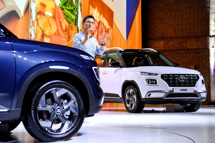 Hướng tới những người trẻ tuổi, Venue sở hữu thiết kế cá tính với các đường nét nổi đậm, những vòm bánh cơ bắp và "các hình dáng thân xe đầy tự tin". Nếu muốn nâng cấp mẫu xe này, các khách hàng có thể chi thêm tiền sở hữu mui xe sơn màu tương phản cùng mâm 17 inch thay vì 15 inch.