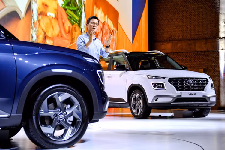 Hướng tới những người trẻ tuổi, Venue sở hữu thiết kế cá tính với các đường nét nổi đậm, những vòm bánh cơ bắp và "các hình dáng thân xe đầy tự tin". Nếu muốn nâng cấp mẫu xe này, các khách hàng có thể chi thêm tiền sở hữu mui xe sơn màu tương phản cùng mâm 17 inch thay vì 15 inch.