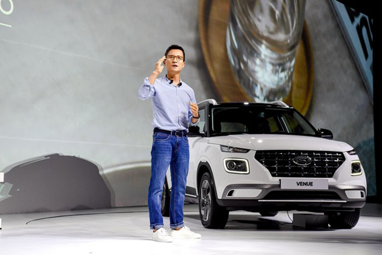 Được định vị thấp hơn đàn anh Kona, Hyundai Venue 2019 sở hữu chiều dài 3.995 mm, rộng 1.770 mm, cao 1.605 mm, chiều dài cơ sở 2.500 mm và khoang hành lý có thể tích 350 lít. Không chỉ nhỏ hơn và rẻ hơn, Hyundai Venue 2019 còn có thiết kế không táo bạo bằng Kona.