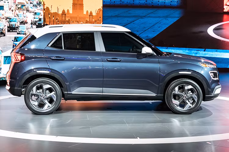 Là mẫu SUV nhỏ nhất và rẻ nhất hiện nay trong dòng sản phẩm của hãng, Hyundai Venue 2019 mới phản ánh ngôn ngữ thiết kế mới nhất của thương hiệu Hàn Quốc. Đồng thời, Hyundai Venue mới cũng nhắm đến đối tượng khách hàng có độ tuổi từ 20 - 40 với phong cách sống sành điệu nhưng không kém phần thực dụng.