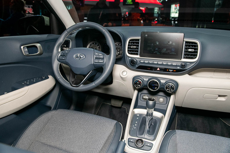 Bên trong Hyundai Venue 2019 là không gian nội thất được bố trí theo chiều ngang, tạo cảm giác rộng hơn cho xe. Tại thị trường Hàn Quốc, mẫu SUV cỡ B này có những trang bị nội thất đáng chú ý như màn hình thông tin giải trí 8 inch, nút bấm khởi động máy và cửa sổ chỉnh điện.