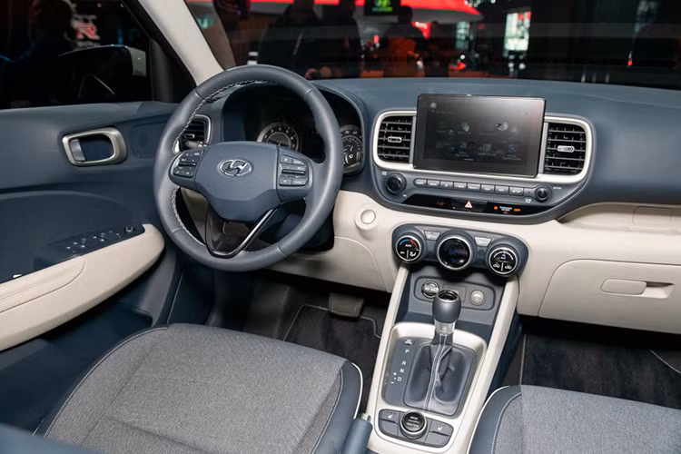 Bên trong Hyundai Venue 2019 là không gian nội thất được bố trí theo chiều ngang, tạo cảm giác rộng hơn cho xe. Tại thị trường Hàn Quốc, mẫu SUV cỡ B này có những trang bị nội thất đáng chú ý như màn hình thông tin giải trí 8 inch, nút bấm khởi động máy và cửa sổ chỉnh điện.