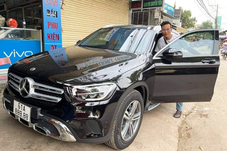 Mức giá xe Mercedes-Benz GLC 200 4Matic khi mua mới và kèm chi phí ra biển sẽ rơi vào khoảng hơn 2 tỷ đồng. Như vậy, sau khi sở hữu biển VIP, giá bán chiếc xe biển "ngũ quý 8" này đã được đẩy lên gấp hơn 3 lần.