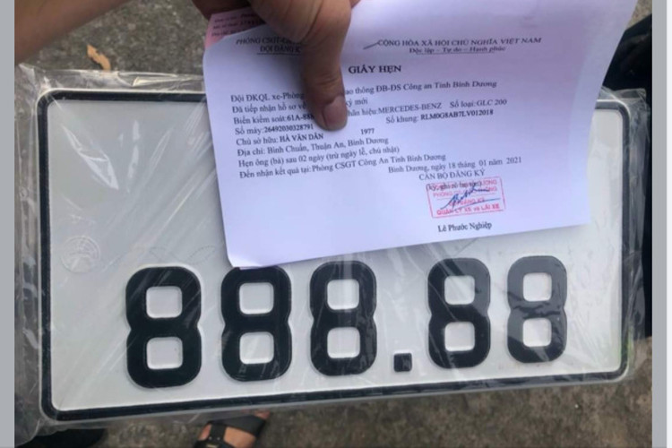 Mới đây trên mạng xã hội đăng tải thông tin rao bán chiếc Mercedes-Benz GLC 200 4Matic biển ngũ quý 8 thuộc dòng "ngũ phát" khá độc. Được biểt, chiếc Mercedes-Benz GLC 200 4Matic thế hệ mới mang biển số tỉnh Bình Dương với dãy số 61A-888.88.