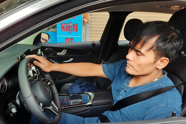 Theo chủ xe cho biết, trước đó cũng đã có nhiều người ngỏ ý muốn mua lại chiếc xe biển VIP này với giá hơn 7 tỷ đồng, nhưng chủ xe vẫn chưa muốn bán bởi đây là món quà anh từng mua tặng vợ vào hồi đầu năm 2021.