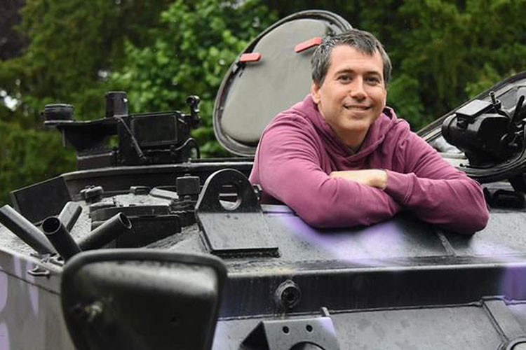 Với sự chú ý và thích thú của những người đi đường, Merlin đã xem xét các khả năng để kiếm thêm thu nhập từ nó. Cụ thể, anh ấy muốn biến chiếc xe tăng của mình thành một dịch vụ taxi, cung cấp nó như một phương tiện cho các chuyến đi dạ hội cuối cấp và tiệc sinh nhật.