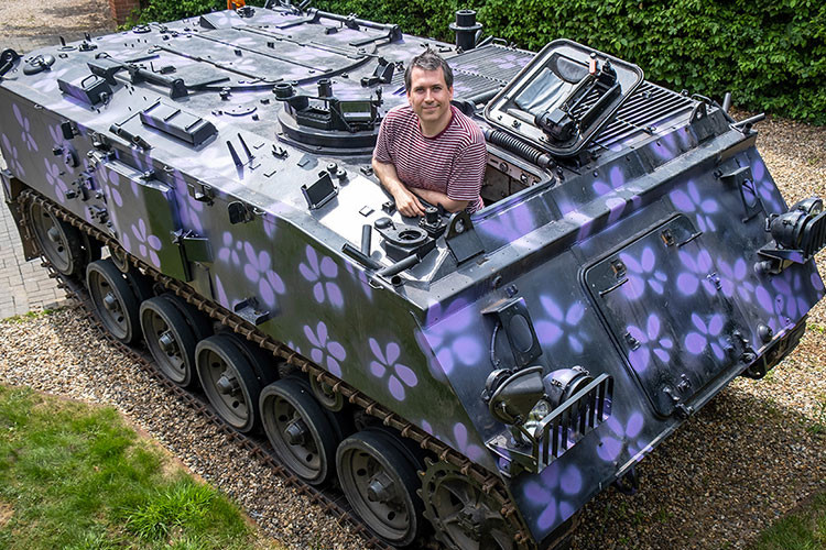 Đây có vẻ là một ý tưởng kỳ lạ, nhưng lại chính là những gì một luật sư ở Norwich, Norfolk, Anh Quốc, đang làm. Merlin Batchelor đã mua một chiếc xe tăng đời cũ trên mạng bởi anh ấy nghĩ đó là một chuyện “vui”, nhưng rồi sớm nảy ra những ý tưởng khác.