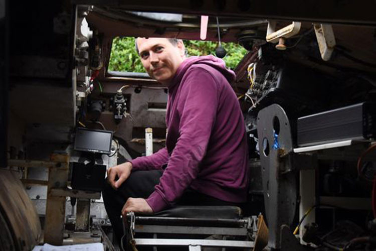 Merlin đã sử dụng nó để đưa ba cô con gái của mình đi chơi và chạy việc vặt. Cho dù hoàn toàn hợp pháp lưu hành trên đường công cộng, với tốc độ tối đa được giới hạn ở 32 km/h, nó tất nhiên không phải là giải pháp giao thông lý tưởng khi bạn đang vội.