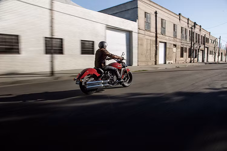 So với Scout 2015, Scout Sixty cũng được trang bị khung nhôm, hệ thống treo và phanh giống hệt. Tuy nhiên, động cơ V-Twin đã được giảm đi 12% và cũng bị rút gọn bớt crôm so với mẫu xe Scout lớn trước đó. Bên cạnh đó, hộp số của Scout Sixty cũng chỉ là 5 cấp chứ không phải 6 cấp như mẫu Scout nguyên bản. 