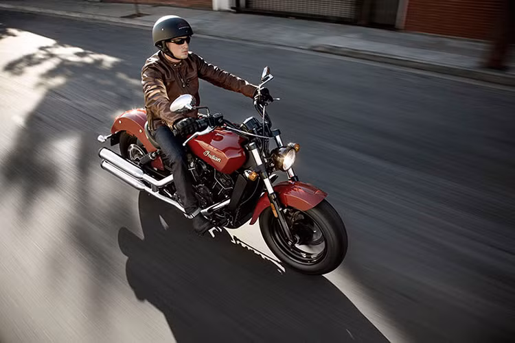 Về thiết kế - toàn bộ động cơ, khung xe cũng như khung đèn trước đều được sơn màu đen. Điều này khiến cho Scout Sixty trở thành một mẫu xe cruiser bóng bẩy và hiện đại. Còn về màu sơn chính, Indian đưa ra thêm 2 tùy chọn “đỏ motorcycle” và “trắng ngọc trai”.