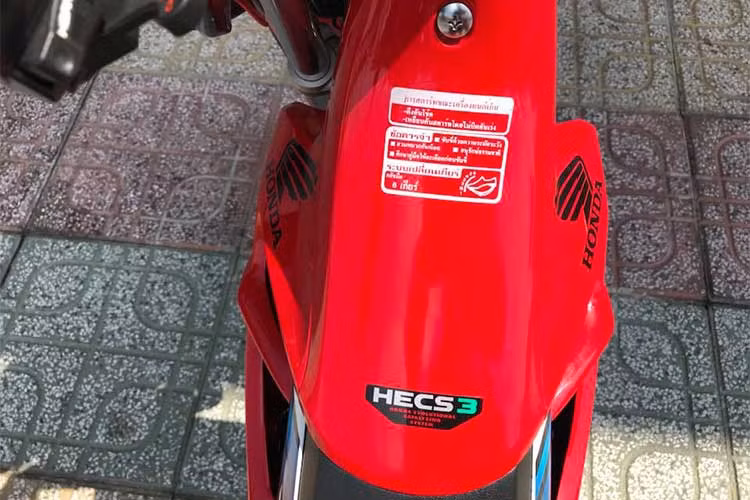 Tất cả chi tiết trên xe đều không hề lai tạp. Ốc ghi đông còn sáng và chưa hề có dấu hiệu của sự rỉ sét do thời tiết hay thời gian. Dàn áo với nước sơn zin bóng bẩy sau 16 năm cùng rất nhiều tem thông số kỹ thuật sau khi được nhập khẩu về và ráp lại vẫn được chủ nhân giữ nguyên.