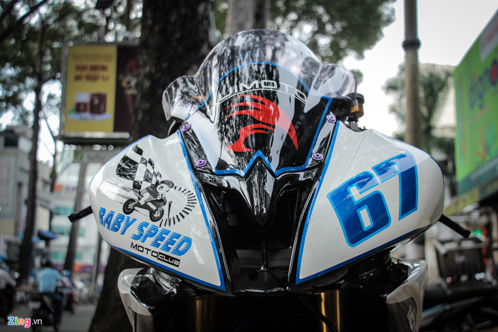 Toàn thân xe được bao bọc bởi dàn áo chuyên dụng trên sân đua, hệ thống đèn pha trước được loại bỏ, mở rộng khe hút gió tăng khả năng làm mát, kính chắn gió được nâng cao giúp người lái có thể núp gió tốt hơn.