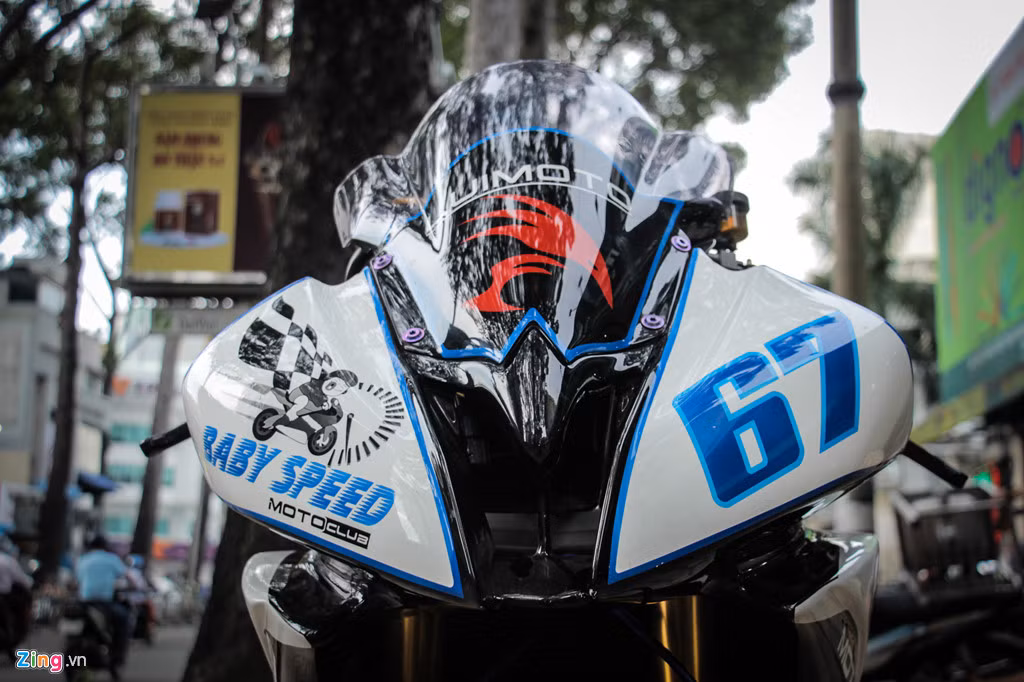 Toàn thân xe được bao bọc bởi dàn áo chuyên dụng trên sân đua, hệ thống đèn pha trước được loại bỏ, mở rộng khe hút gió tăng khả năng làm mát, kính chắn gió được nâng cao giúp người lái có thể núp gió tốt hơn.