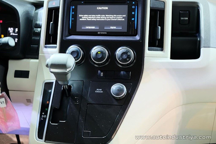 Trang bị an toàn của xe cũng đã được Toyota chú trọng không thua kém các dòng xe con. Mọi phiên bản Hiace 2019 mới sẽ được trang bị sẵn hệ thống chống bó cứng phanh ABS và 2 túi khí trước, bản Commuter Deluxe còn có thêm một túi khí nằm chính giữa bảng táp-lô. Các model Grandia còn có hệ thống ổn định điện tử và hỗ trợ khởi hành ngang dốc.