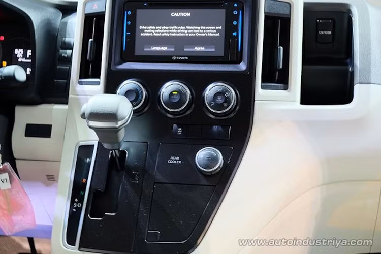 Trang bị an toàn của xe cũng đã được Toyota chú trọng không thua kém các dòng xe con. Mọi phiên bản Hiace 2019 mới sẽ được trang bị sẵn hệ thống chống bó cứng phanh ABS và 2 túi khí trước, bản Commuter Deluxe còn có thêm một túi khí nằm chính giữa bảng táp-lô. Các model Grandia còn có hệ thống ổn định điện tử và hỗ trợ khởi hành ngang dốc.