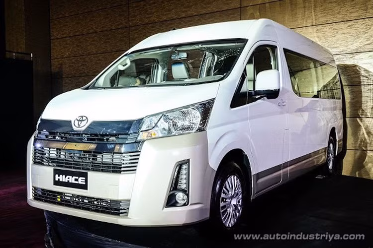 Tại thị trường Phillipines, xe sẽ chính thức được bán ra từ 5/3/2019. Giá xe Toyota Hiace 2019 sẽ từ 1.973 tới 2.22 triệu Piso (tương đương 874,3 - 983,8 triệu đồng). Hiện chưa có thông tin về việ mẫu xe này bán ra tại Việt Nam, tuy nhiên điều này rất có thể xảy ra trong năm 2019 này.