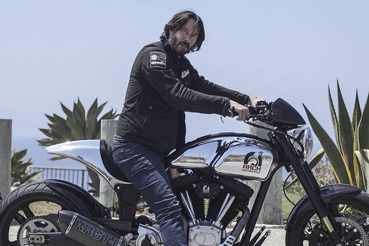 Sau khi ra mắt KRGT-1, Keanu Reeves tiếp tục mang đến mẫu xe thứ hai mang tên Arch 1s với thiết kế thể thao hơn. Mẫu xe này sở hữu động cơ V-Twin 2.032 cc, được bao bọc bởi khung xe và khung phụ làm từ nhôm CNC. Chưa hết, chiếc xe còn sở hữu cặp mâm bằng carbon 7 chấu của BST và một số chi tiết tùy chỉnh riêng đắt giá.