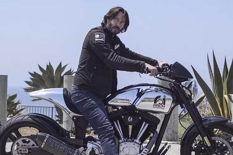 Sau khi ra mắt KRGT-1, Keanu Reeves tiếp tục mang đến mẫu xe thứ hai mang tên Arch 1s với thiết kế thể thao hơn. Mẫu xe này sở hữu động cơ V-Twin 2.032 cc, được bao bọc bởi khung xe và khung phụ làm từ nhôm CNC. Chưa hết, chiếc xe còn sở hữu cặp mâm bằng carbon 7 chấu của BST và một số chi tiết tùy chỉnh riêng đắt giá.